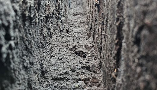 Blick in einen schmalen, sauber gefrästen Graben