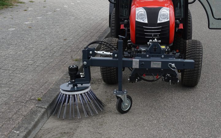 HUSA Wildkrautbürste UKB 600 am Kommunaltraktor