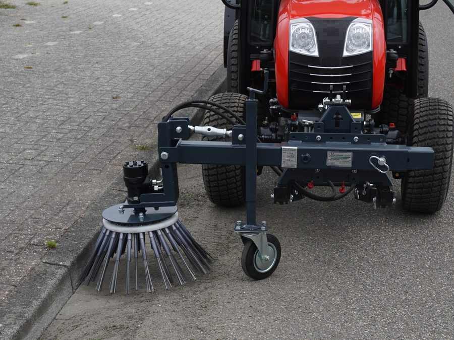 HUSA Wildkrautbürste UKB 600 am Kommunaltraktor